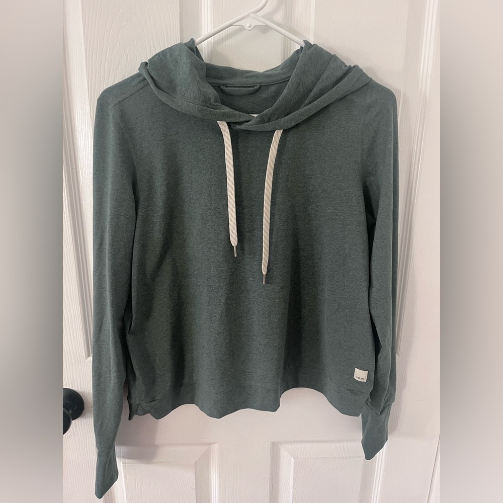 VUORI Halo Essential Hoodie in kelp Heather size S